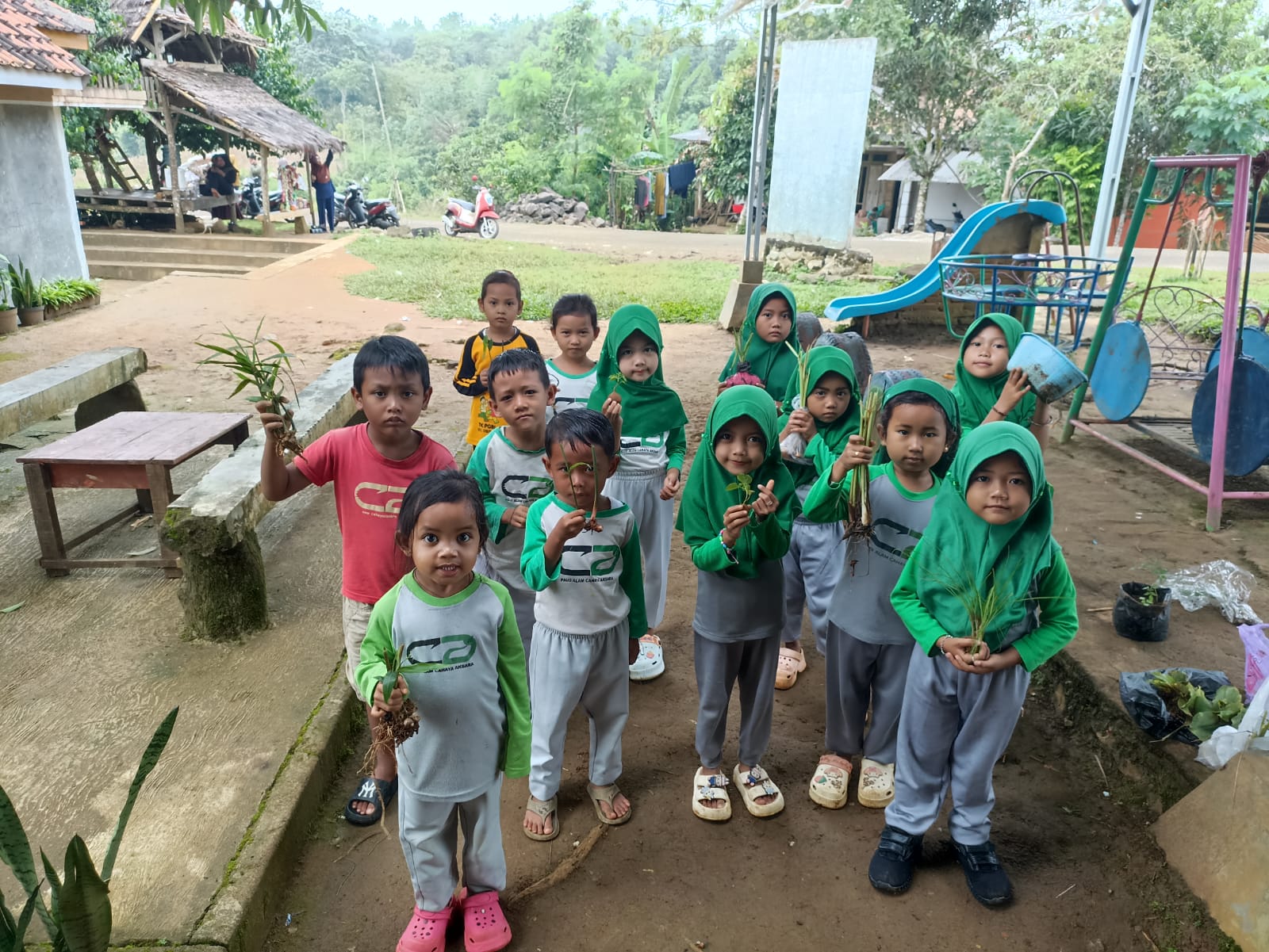 Anak-anak Belajar Menanam di TK Alam Cahaya Aksara